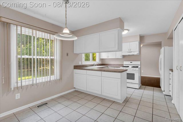 1216 Charrington Drive, Troy, MI 48083