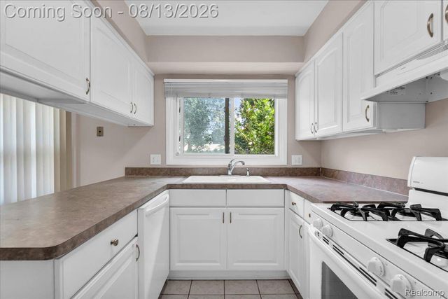 1216 Charrington Drive, Troy, MI 48083