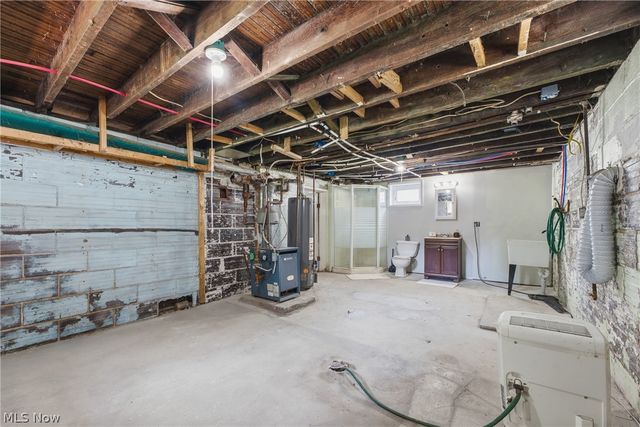 284 E Park Avenue, Barberton, OH 44203