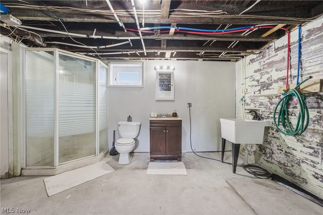 284 E Park Avenue, Barberton, OH 44203