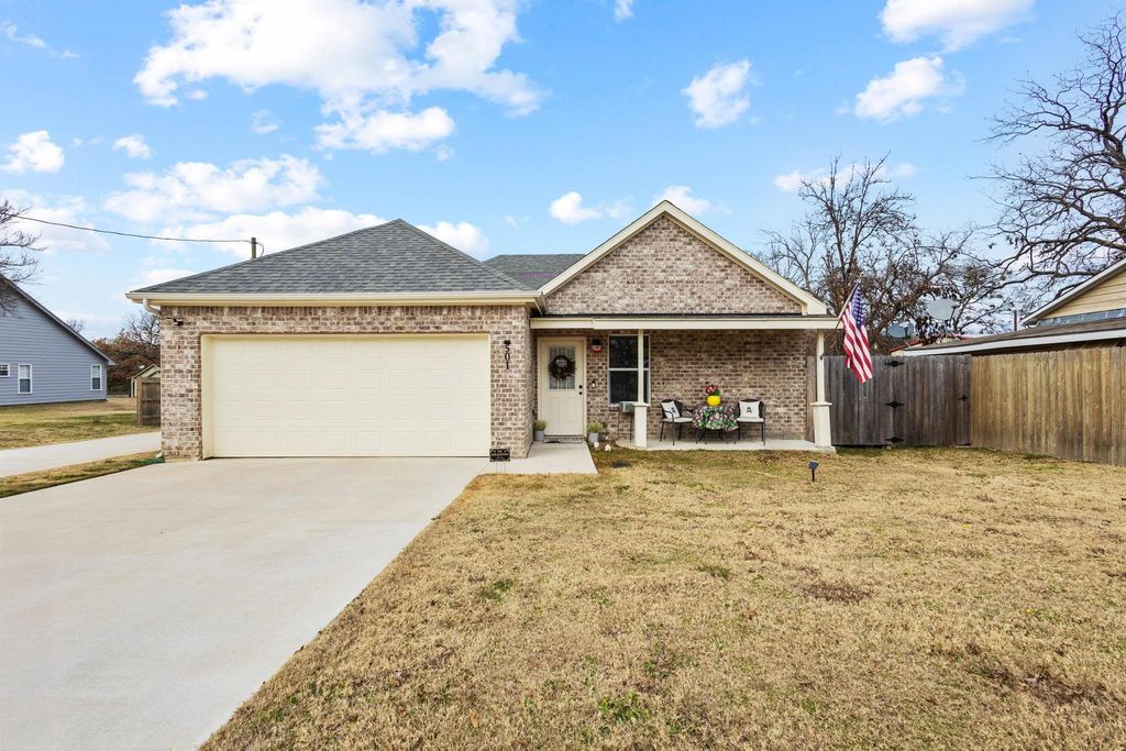 501 E 15th Street, Bonham, TX 75418