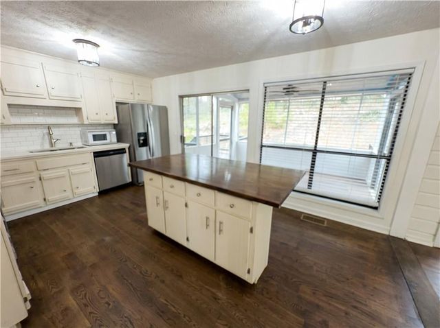 124 Creekview Drive, Woodstock, GA 30188