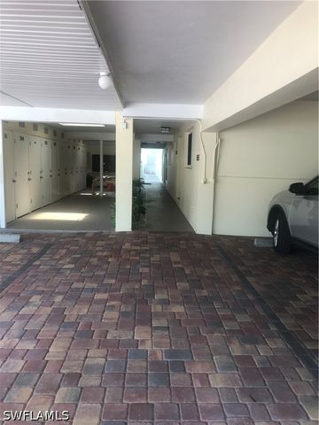216 Banyan BLVD 216, Naples, FL 34102
