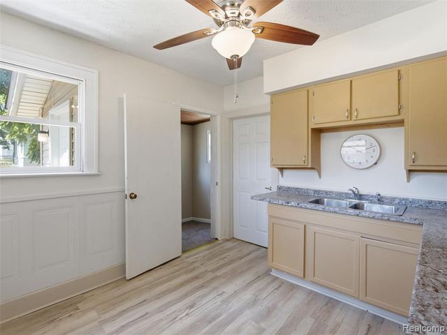 290 S Paddock Street, Pontiac, MI 48342