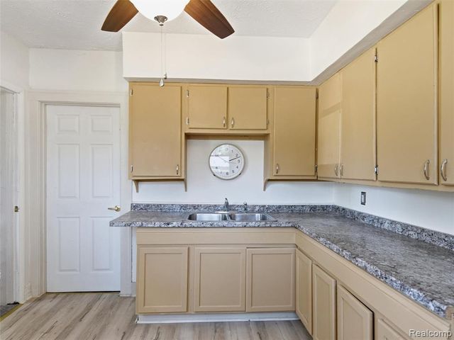 290 S Paddock Street, Pontiac, MI 48342