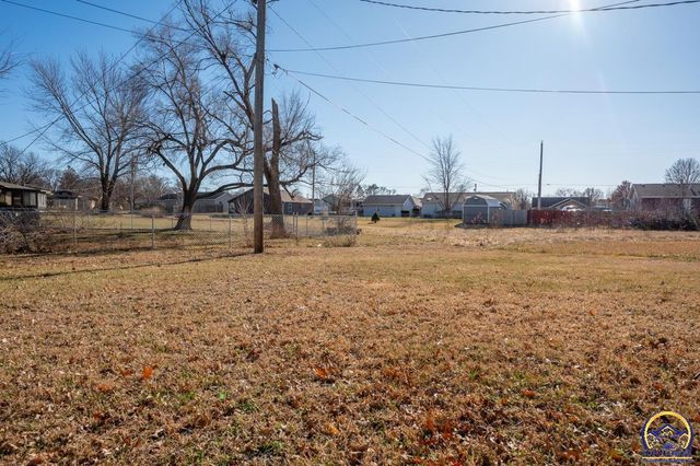 7130 SW Lario LN, Topeka, KS 66619