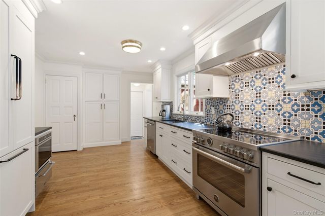 2 Saint Marks Place, Cold Spring Harbor, NY 11724
