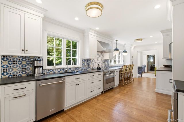 2 Saint Marks Place, Cold Spring Harbor, NY 11724