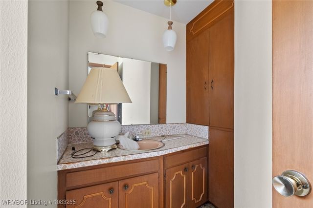 1400 W Locust Street, Stilwell, OK 74960