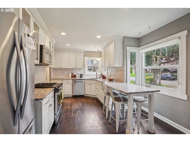 9917 Ne CAMPAIGN St, Portland, OR 97220