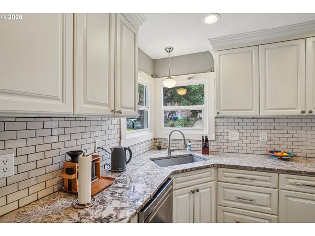 9917 Ne CAMPAIGN St, Portland, OR 97220