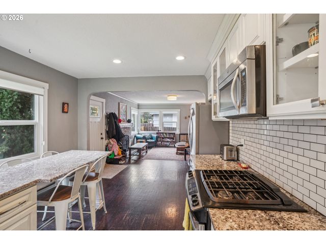 9917 Ne CAMPAIGN St, Portland, OR 97220