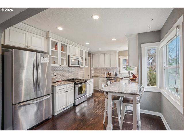 9917 Ne CAMPAIGN St, Portland, OR 97220