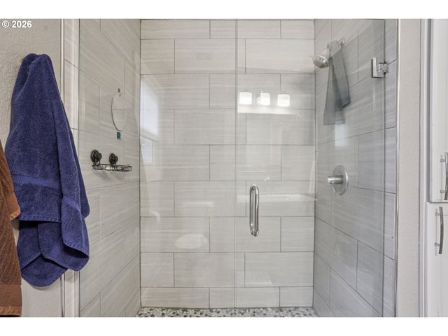 9917 Ne CAMPAIGN St, Portland, OR 97220