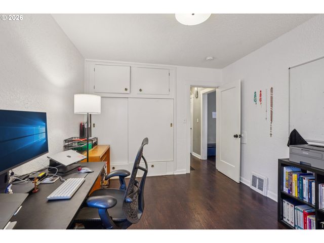 9917 Ne CAMPAIGN St, Portland, OR 97220