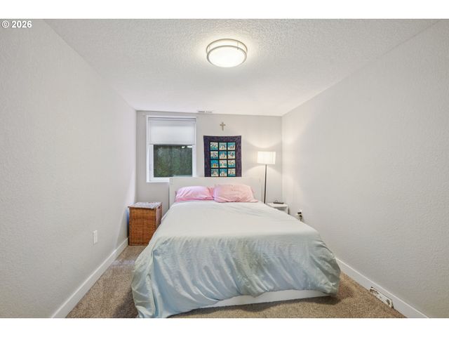 9917 Ne CAMPAIGN St, Portland, OR 97220