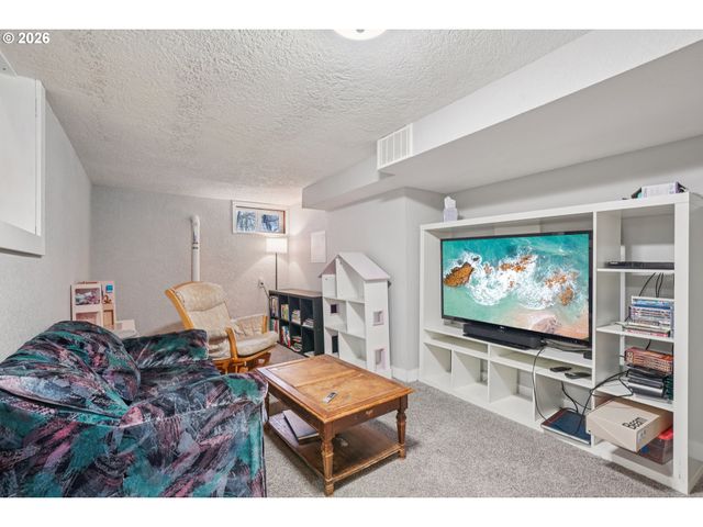 9917 Ne CAMPAIGN St, Portland, OR 97220