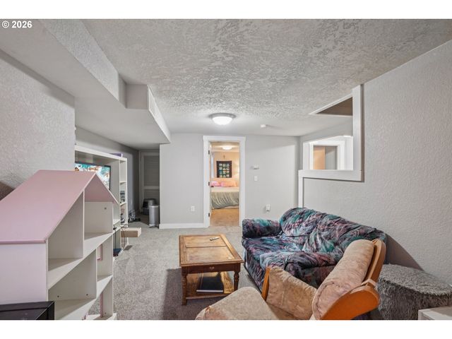 9917 Ne CAMPAIGN St, Portland, OR 97220