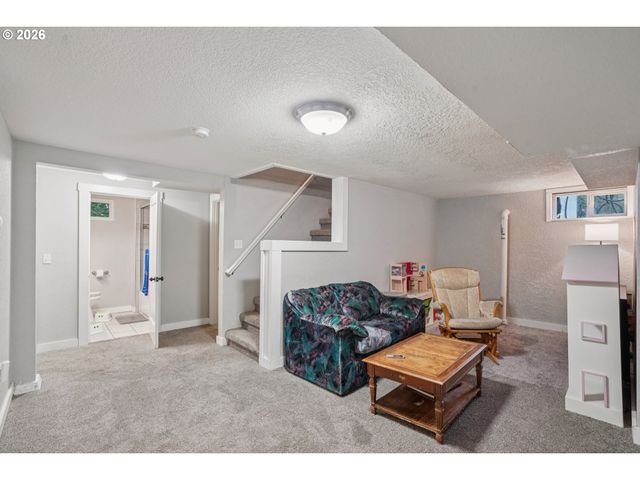 9917 Ne CAMPAIGN St, Portland, OR 97220