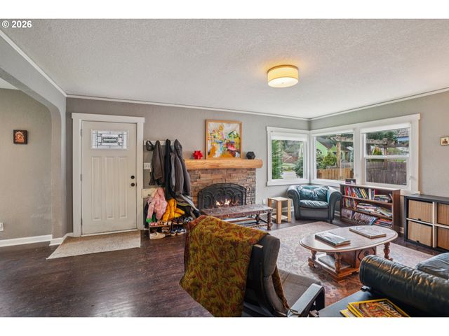 9917 Ne CAMPAIGN St, Portland, OR 97220