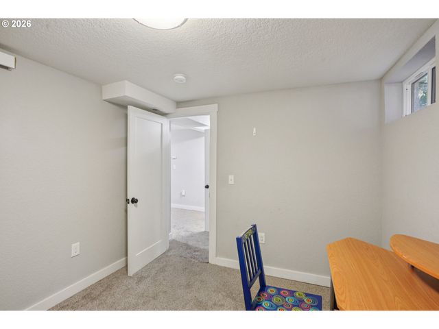 9917 Ne CAMPAIGN St, Portland, OR 97220