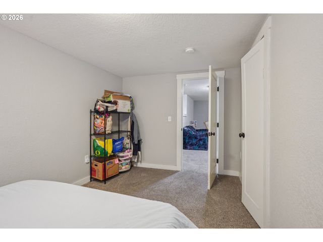 9917 Ne CAMPAIGN St, Portland, OR 97220