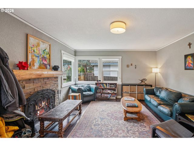 9917 Ne CAMPAIGN St, Portland, OR 97220