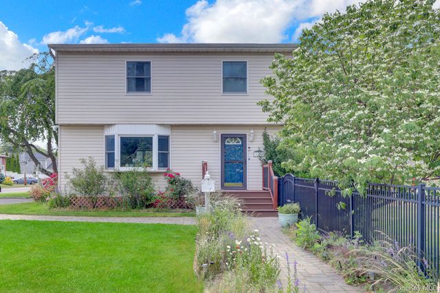 301 Oak Neck Road, West Islip, NY 11795