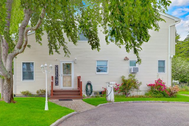 301 Oak Neck Road, West Islip, NY 11795