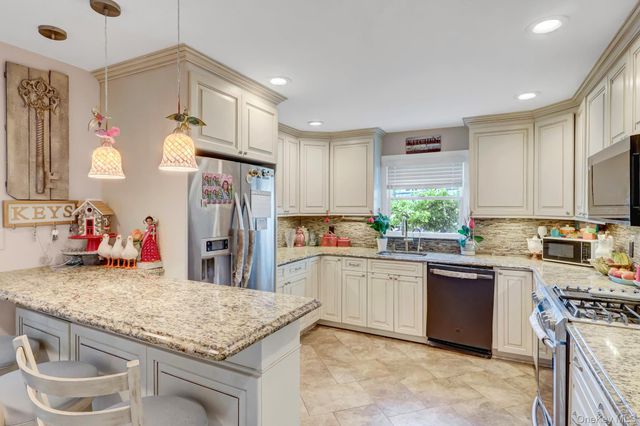 301 Oak Neck Road, West Islip, NY 11795