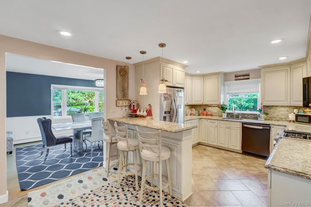 301 Oak Neck Road, West Islip, NY 11795