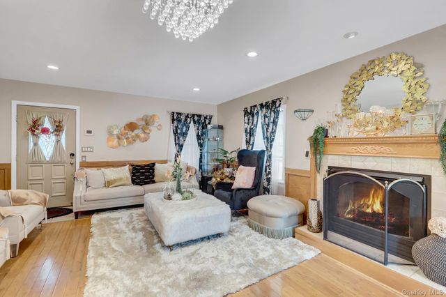 301 Oak Neck Road, West Islip, NY 11795