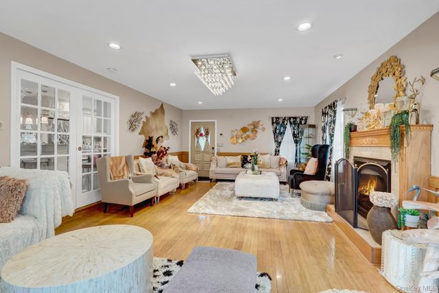 301 Oak Neck Road, West Islip, NY 11795