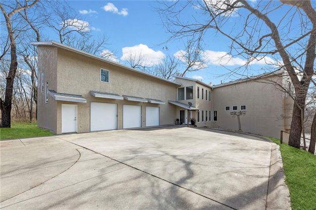 16371 Lake Point Drive, Bonner Springs, KS 66012