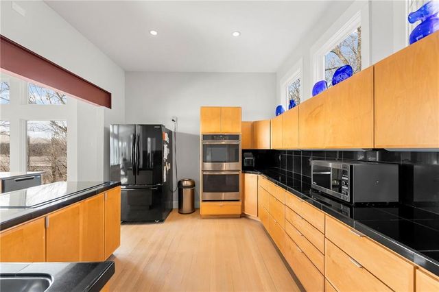 16371 Lake Point Drive, Bonner Springs, KS 66012