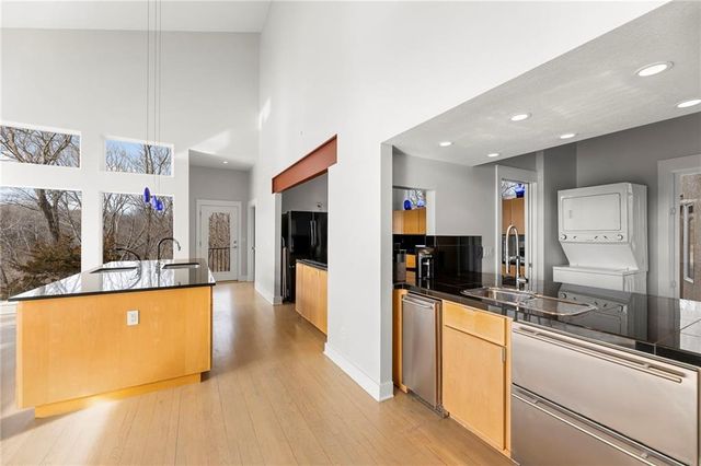 16371 Lake Point Drive, Bonner Springs, KS 66012