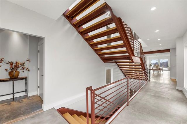 16371 Lake Point Drive, Bonner Springs, KS 66012