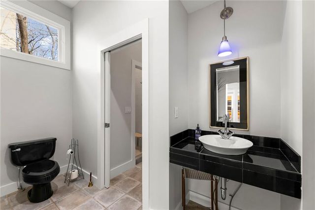 16371 Lake Point Drive, Bonner Springs, KS 66012