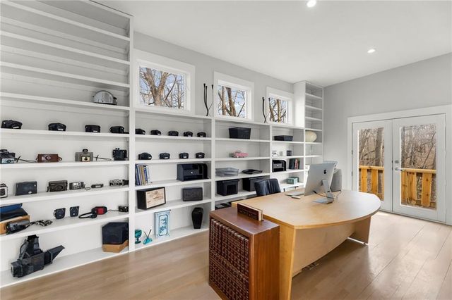 16371 Lake Point Drive, Bonner Springs, KS 66012