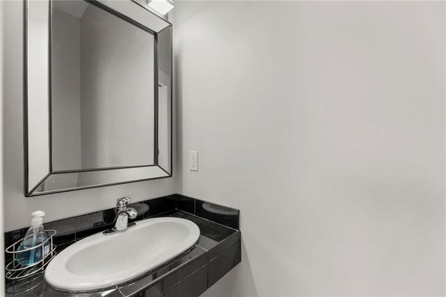 16371 Lake Point Drive, Bonner Springs, KS 66012