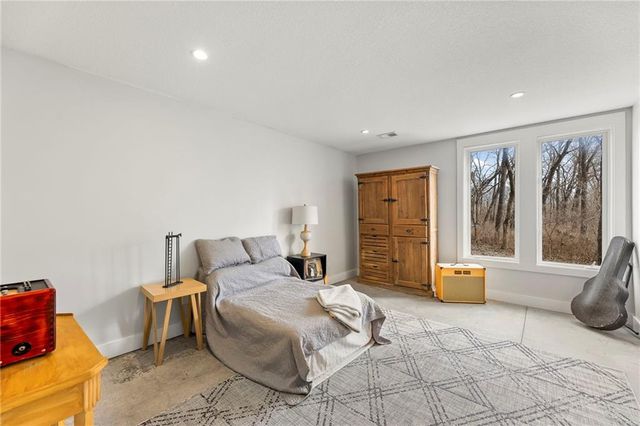 16371 Lake Point Drive, Bonner Springs, KS 66012