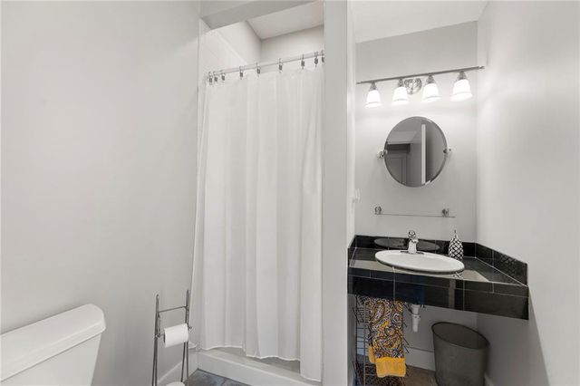 16371 Lake Point Drive, Bonner Springs, KS 66012