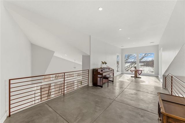 16371 Lake Point Drive, Bonner Springs, KS 66012