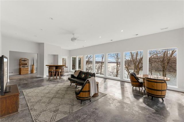 16371 Lake Point Drive, Bonner Springs, KS 66012