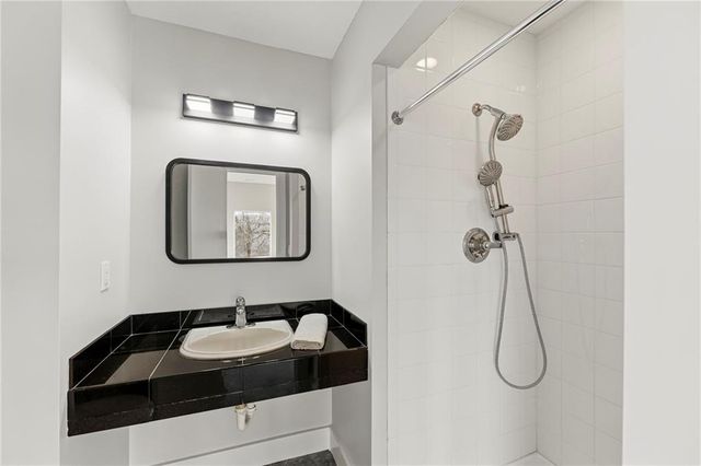 16371 Lake Point Drive, Bonner Springs, KS 66012