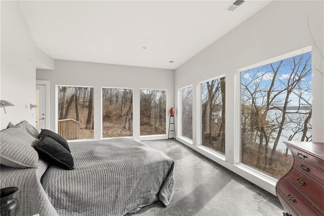 16371 Lake Point Drive, Bonner Springs, KS 66012