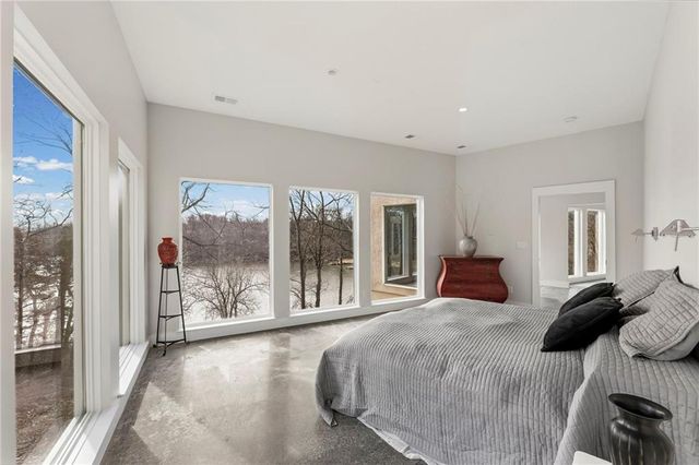 16371 Lake Point Drive, Bonner Springs, KS 66012