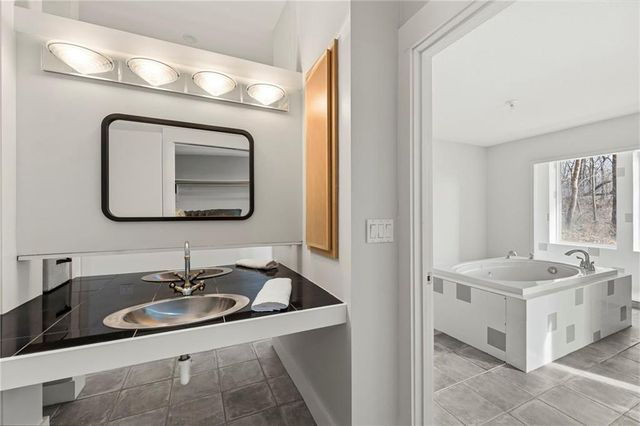 16371 Lake Point Drive, Bonner Springs, KS 66012