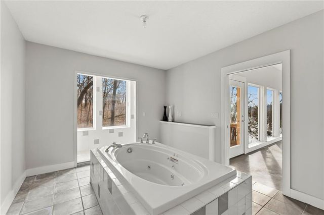 16371 Lake Point Drive, Bonner Springs, KS 66012