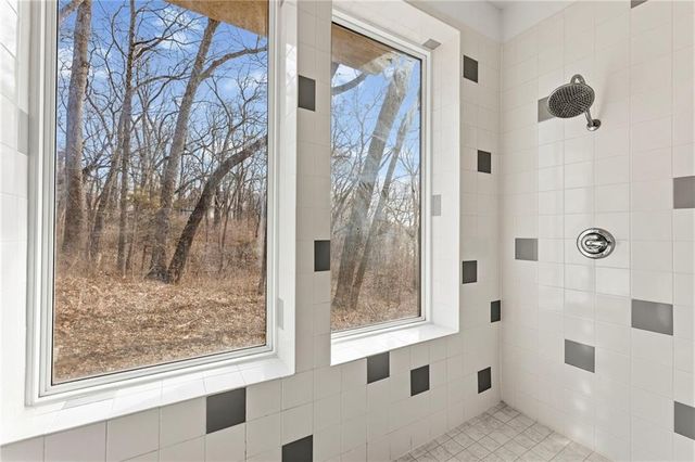 16371 Lake Point Drive, Bonner Springs, KS 66012